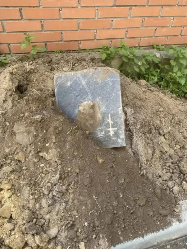 Детскую площадку «украсили» сломанными надгробиями