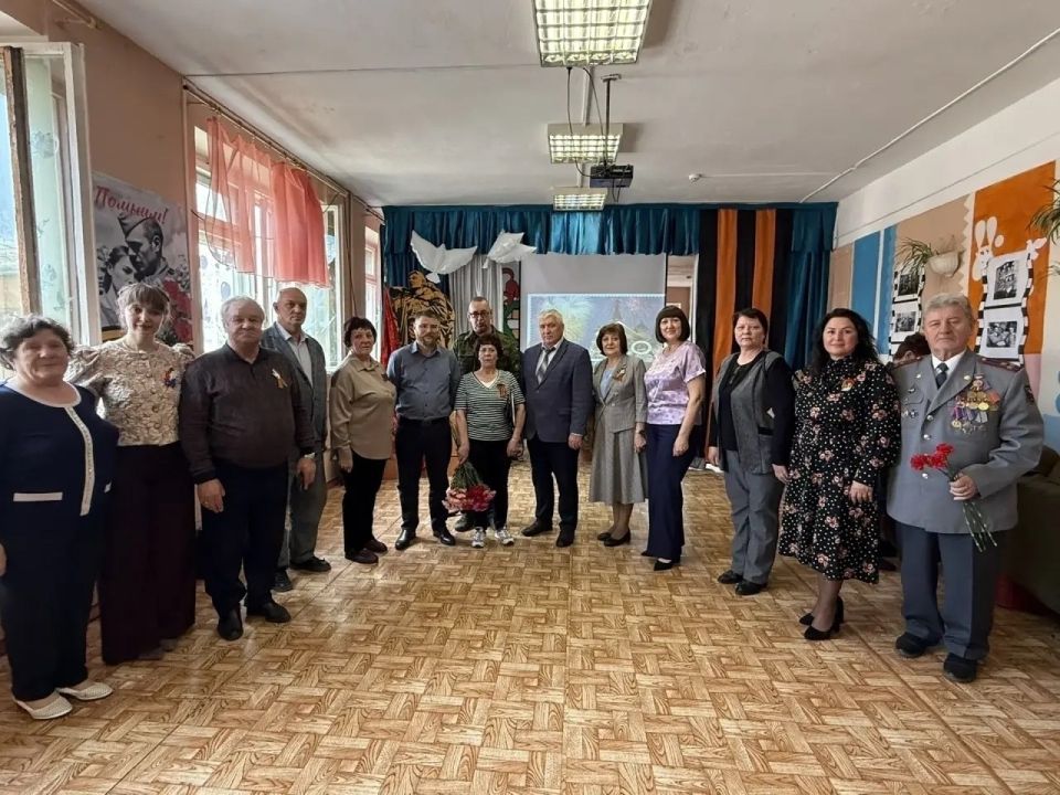 Ленинградские поисковики передали родным погибшего красноармейца его именной котелок Ленинградские поисковики передали родным погибшего красноармейца его именной котелок
