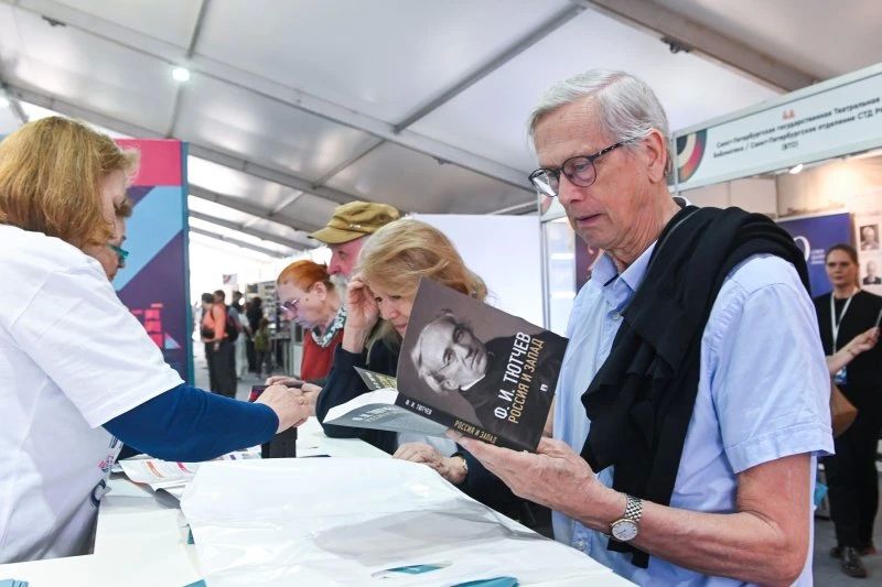 Петербургский книжный салон объединил писателей со всей России