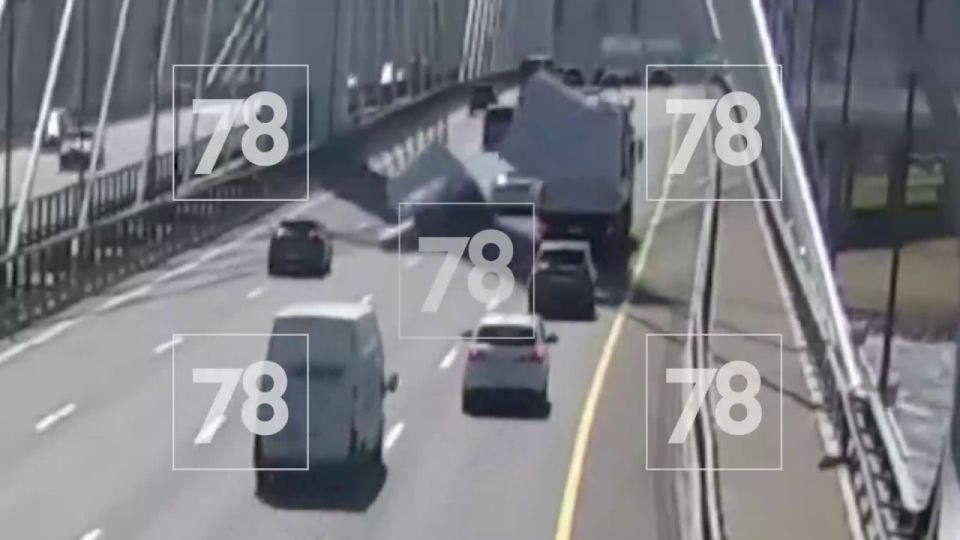 «Побег» утеплителя из кузова грузовика попал на видео