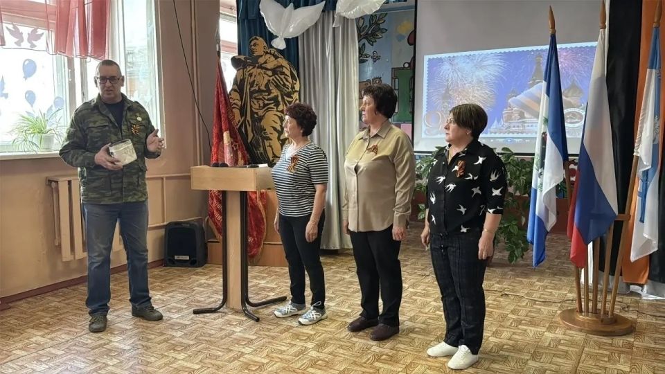 Ленинградские поисковики передали родным погибшего красноармейца его именной котелок