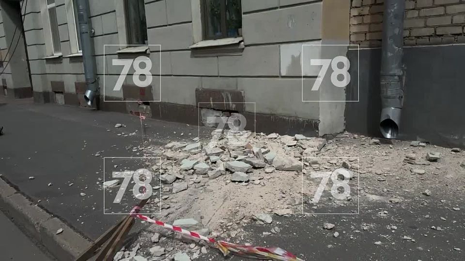 Часть стены обрушилась на прохожую на Малой Монетной, 21/9