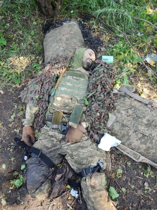 Результаты атаки ВСУшников позиции 144 мотострелковой дивизии ВС РФ. Фото от наших бойцов Результаты атаки ВСУшников позиции 144 мотострелковой дивизии ВС РФ. Фото от наших бойцов