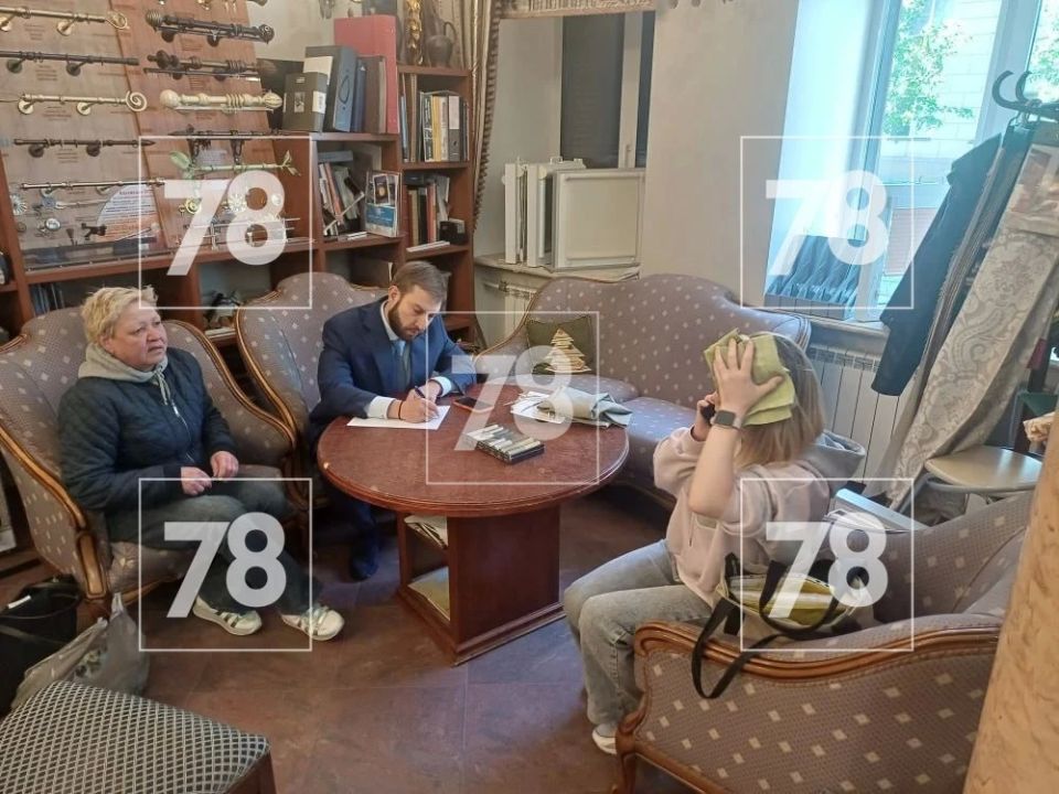 Часть стены обрушилась на прохожую на Малой Монетной, 21/9 Часть стены обрушилась на прохожую на Малой Монетной, 21/9