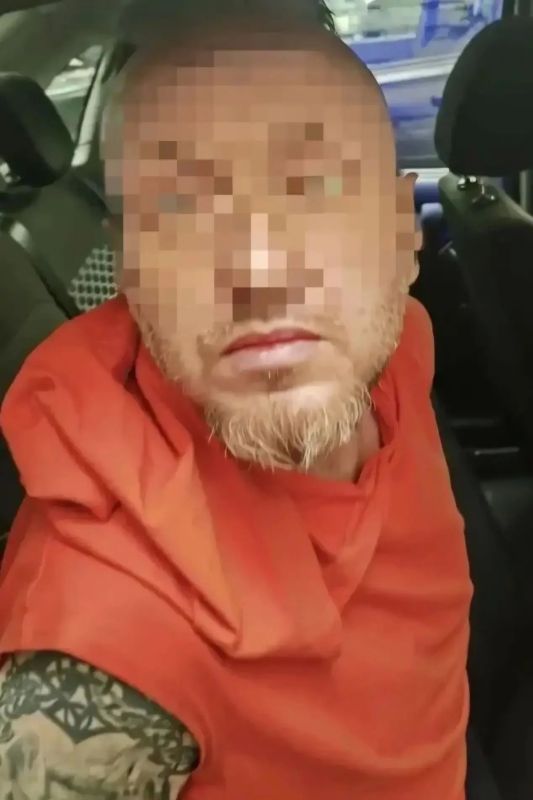 Агрессивный мужчина угрожал пистолетом двум девочкам Агрессивный мужчина угрожал пистолетом двум девочкам