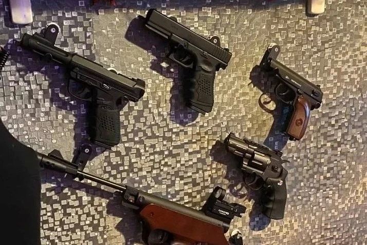 Агрессивный мужчина угрожал пистолетом двум девочкам