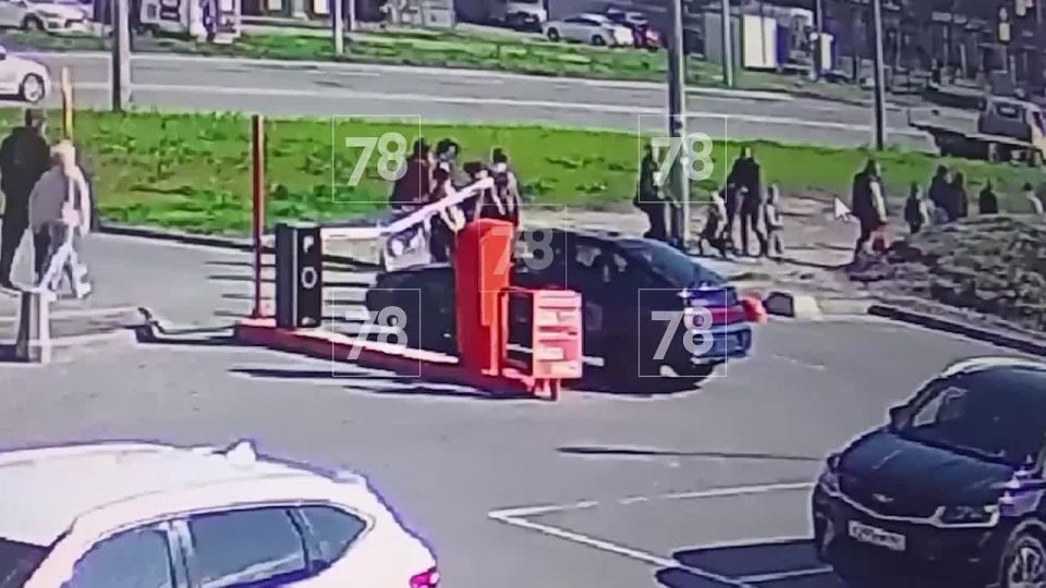 14-летняя школьница в розыске каталась на машине по парковке в Мурино