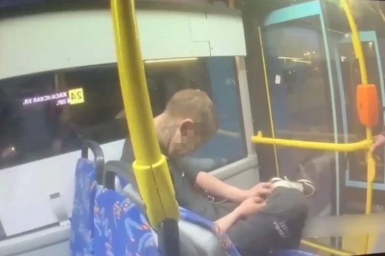 Пьяный пассажир отключился в автобусе и вытащил пистолет, когда пришёл в себя Пьяный пассажир отключился в автобусе и вытащил пистолет, когда пришёл в себя
