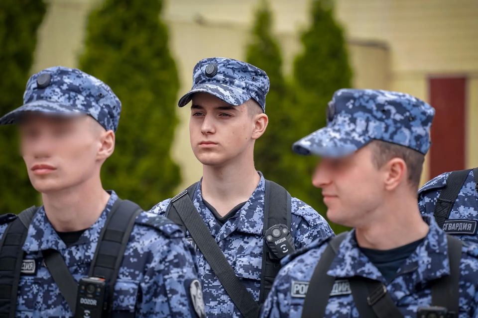 - Приказываю заступить на охрану общественного порядка и общественной безопасности! - Приказываю заступить на охрану общественного порядка и общественной безопасности!
