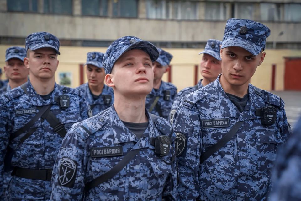 - Приказываю заступить на охрану общественного порядка и общественной безопасности! - Приказываю заступить на охрану общественного порядка и общественной безопасности!