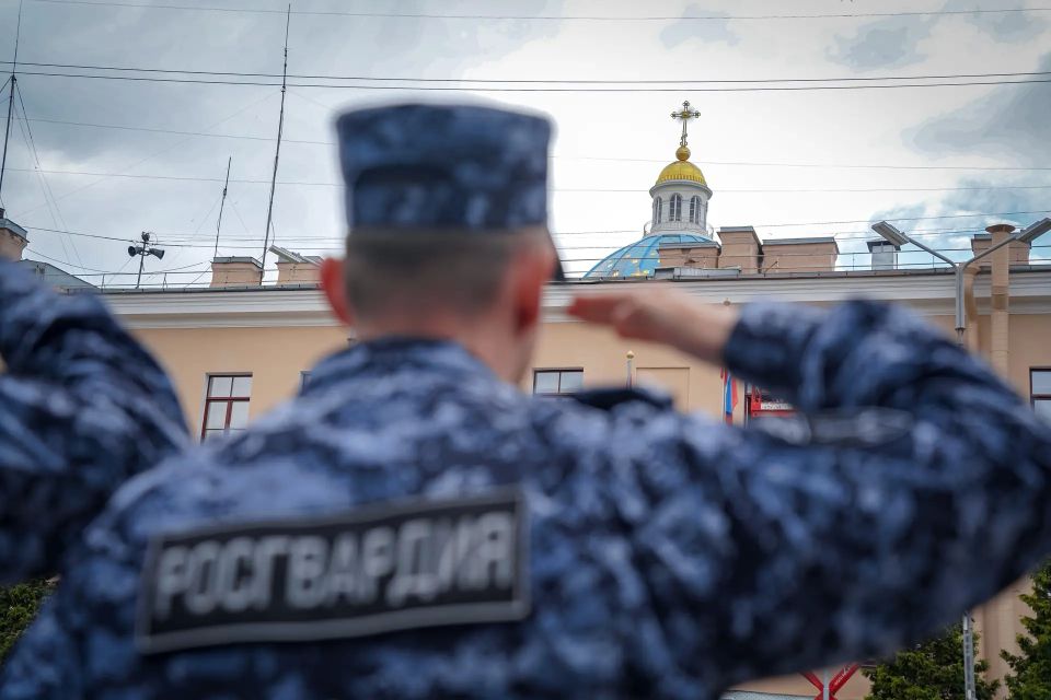 - Приказываю заступить на охрану общественного порядка и общественной безопасности! - Приказываю заступить на охрану общественного порядка и общественной безопасности!