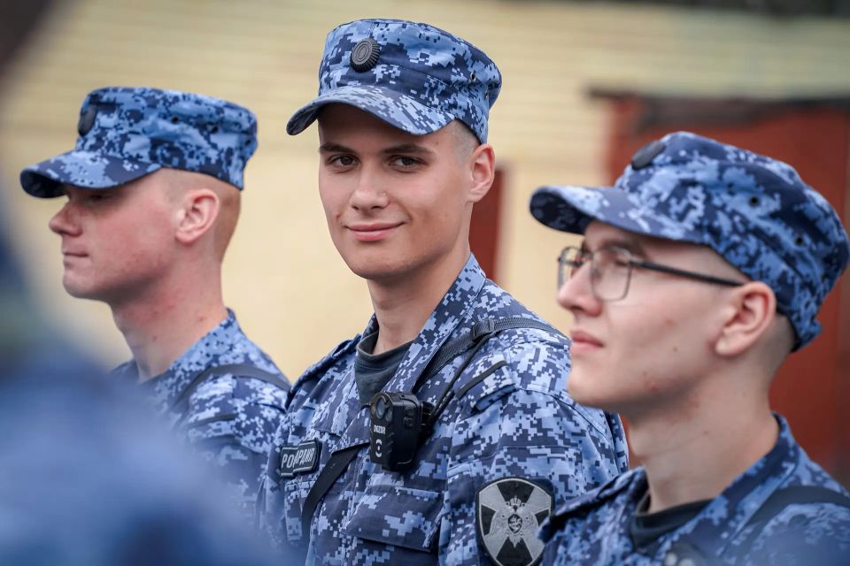 - Приказываю заступить на охрану общественного порядка и общественной безопасности!