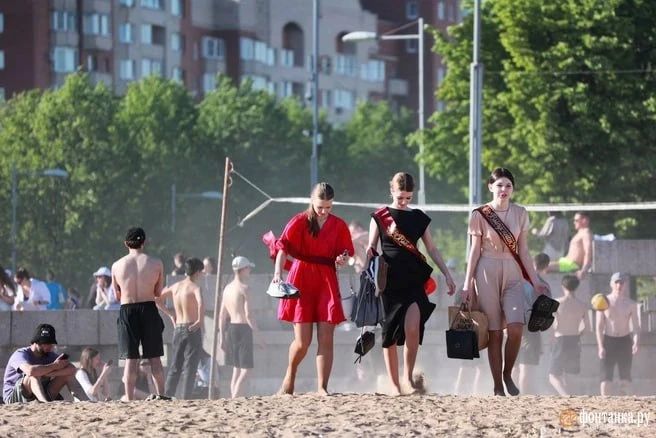 В школах Петербурга сегодня звучат последние звонки — со школьной жизнью прощаются почти 30 тысяч выпускников В школах Петербурга сегодня звучат последние звонки — со школьной жизнью прощаются почти 30 тысяч выпускников