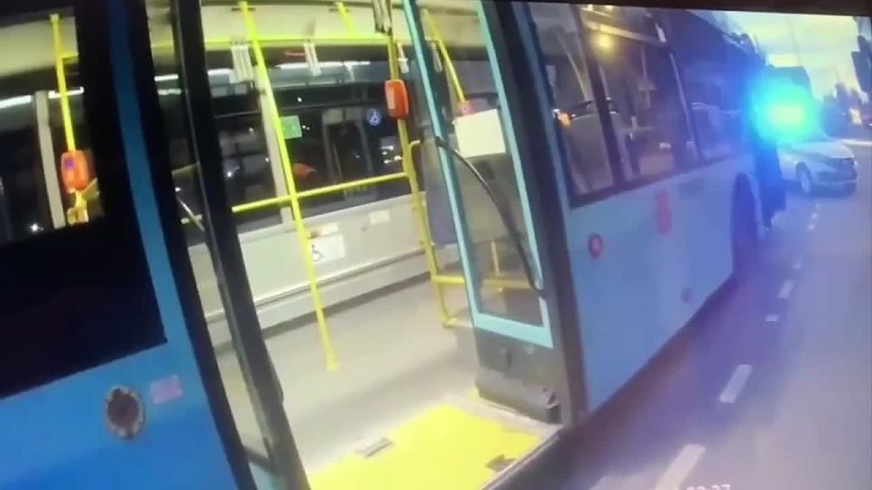 Пьяный пассажир отключился в автобусе и вытащил пистолет, когда пришёл в себя