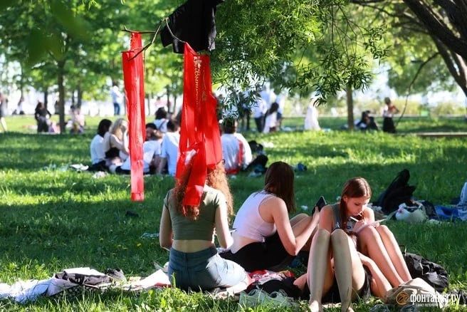 В школах Петербурга сегодня звучат последние звонки — со школьной жизнью прощаются почти 30 тысяч выпускников В школах Петербурга сегодня звучат последние звонки — со школьной жизнью прощаются почти 30 тысяч выпускников