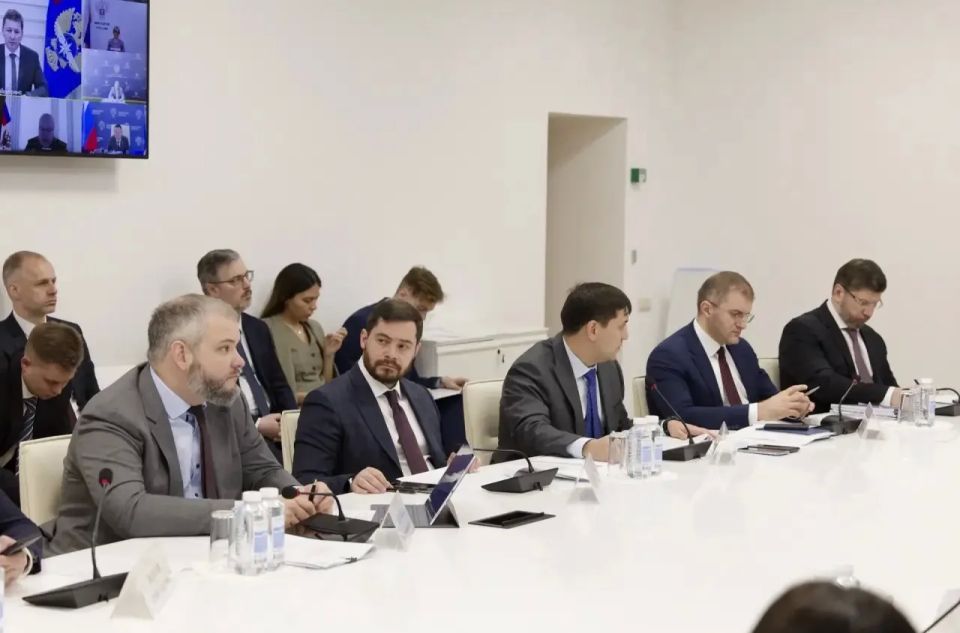 Глава Минстроя России Ирек Файзуллин провел еженедельное совещание с регионами и главными распорядителями бюджетных средств (ГРБС) Глава Минстроя России Ирек Файзуллин провел еженедельное совещание с регионами и главными распорядителями бюджетных средств (ГРБС)