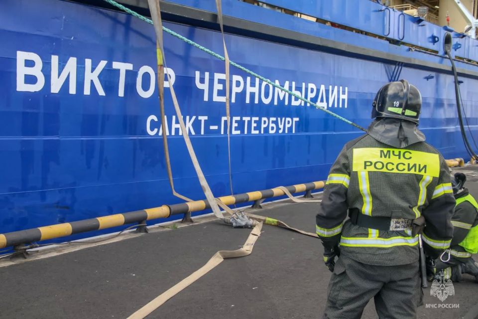 Пожарно-спасательные подразделения Санкт-Петербурга отточили профессиональные навыки на крупнейшем в мире неатомном ледоколе «Виктор Черномырдин» Пожарно-спасательные подразделения Санкт-Петербурга отточили профессиональные навыки на крупнейшем в мире неатомном ледоколе «Виктор Черномырдин»