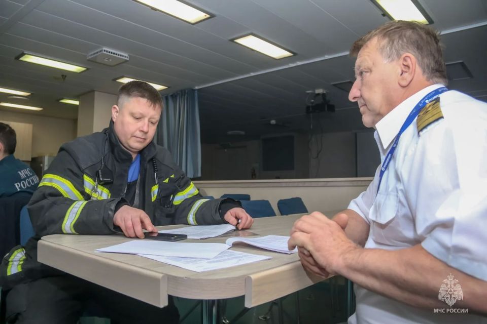 Пожарно-спасательные подразделения Санкт-Петербурга отточили профессиональные навыки на крупнейшем в мире неатомном ледоколе «Виктор Черномырдин» Пожарно-спасательные подразделения Санкт-Петербурга отточили профессиональные навыки на крупнейшем в мире неатомном ледоколе «Виктор Черномырдин»
