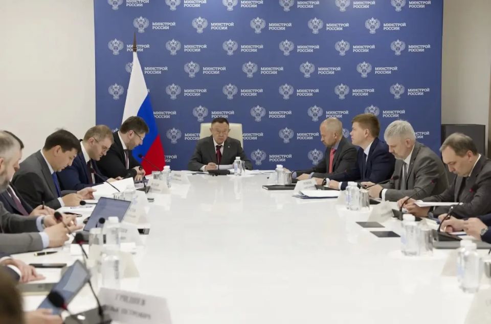Глава Минстроя России Ирек Файзуллин провел еженедельное совещание с регионами и главными распорядителями бюджетных средств (ГРБС) Глава Минстроя России Ирек Файзуллин провел еженедельное совещание с регионами и главными распорядителями бюджетных средств (ГРБС)