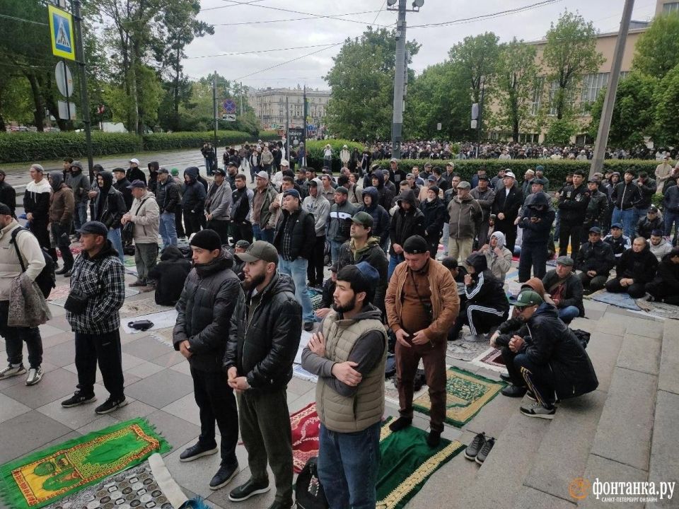 Первые кадры с празднования Курбан-байрама у Соборной мечети на Кронверкском проспекте — с раннего утра там собрались сотни верующих