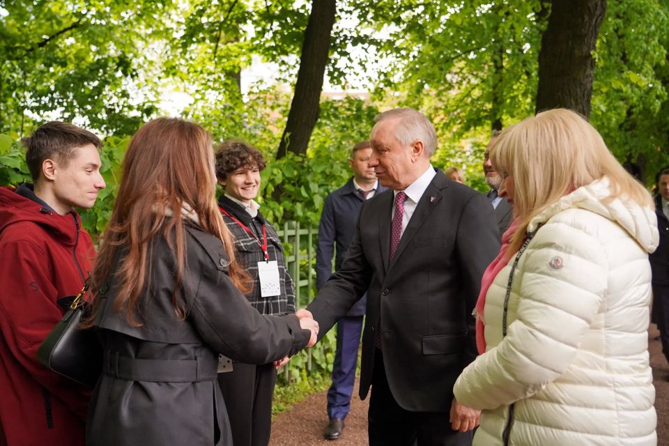 Александр Беглов: Ко Дню города традиционно в Карпиев пруд Летнего сада выпустили пару лебедей – Елисея и Любаву Александр Беглов: Ко Дню города традиционно в Карпиев пруд Летнего сада выпустили пару лебедей – Елисея и Любаву