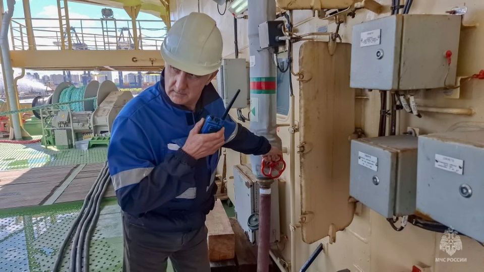 Пожарно-спасательные подразделения Санкт-Петербурга отточили профессиональные навыки на крупнейшем в мире неатомном ледоколе «Виктор Черномырдин» Пожарно-спасательные подразделения Санкт-Петербурга отточили профессиональные навыки на крупнейшем в мире неатомном ледоколе «Виктор Черномырдин»