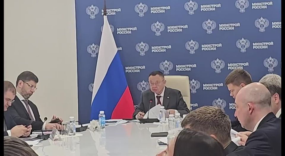 Глава Минстроя России Ирек Файзуллин провел еженедельное совещание с регионами и главными распорядителями бюджетных средств (ГРБС)