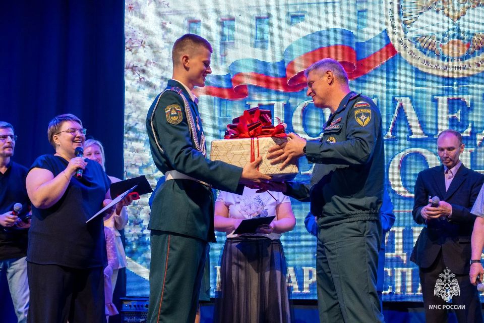 В Санкт-Петербургском университете ГПС МЧС России состоялось торжественное мероприятие, посвященное окончанию учебного года и празднику «Последний звонок» В Санкт-Петербургском университете ГПС МЧС России состоялось торжественное мероприятие, посвященное окончанию учебного года и празднику «Последний звонок»