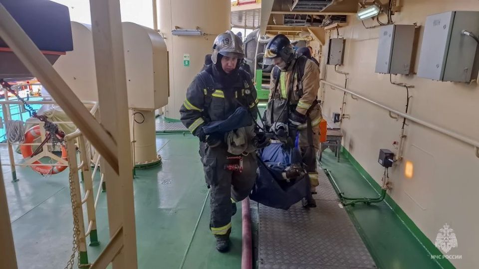 Пожарно-спасательные подразделения Санкт-Петербурга отточили профессиональные навыки на крупнейшем в мире неатомном ледоколе «Виктор Черномырдин» Пожарно-спасательные подразделения Санкт-Петербурга отточили профессиональные навыки на крупнейшем в мире неатомном ледоколе «Виктор Черномырдин»