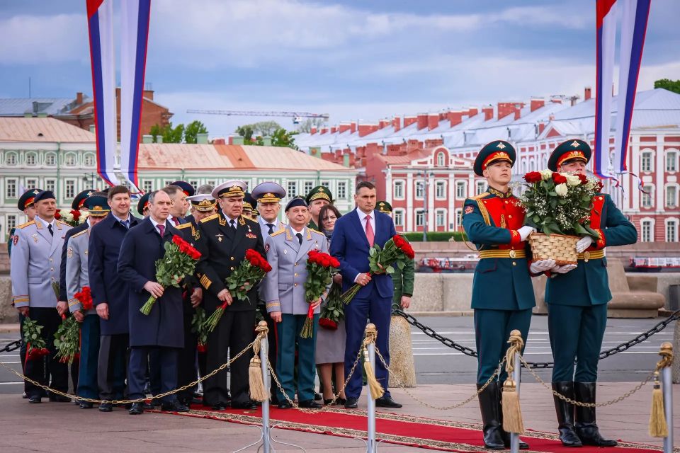В честь Дня города Санкт-Петербурга делегация Северо-Западного округа Росгвардии возложила цветы к памятнику Петру Великому В честь Дня города Санкт-Петербурга делегация Северо-Западного округа Росгвардии возложила цветы к памятнику Петру Великому