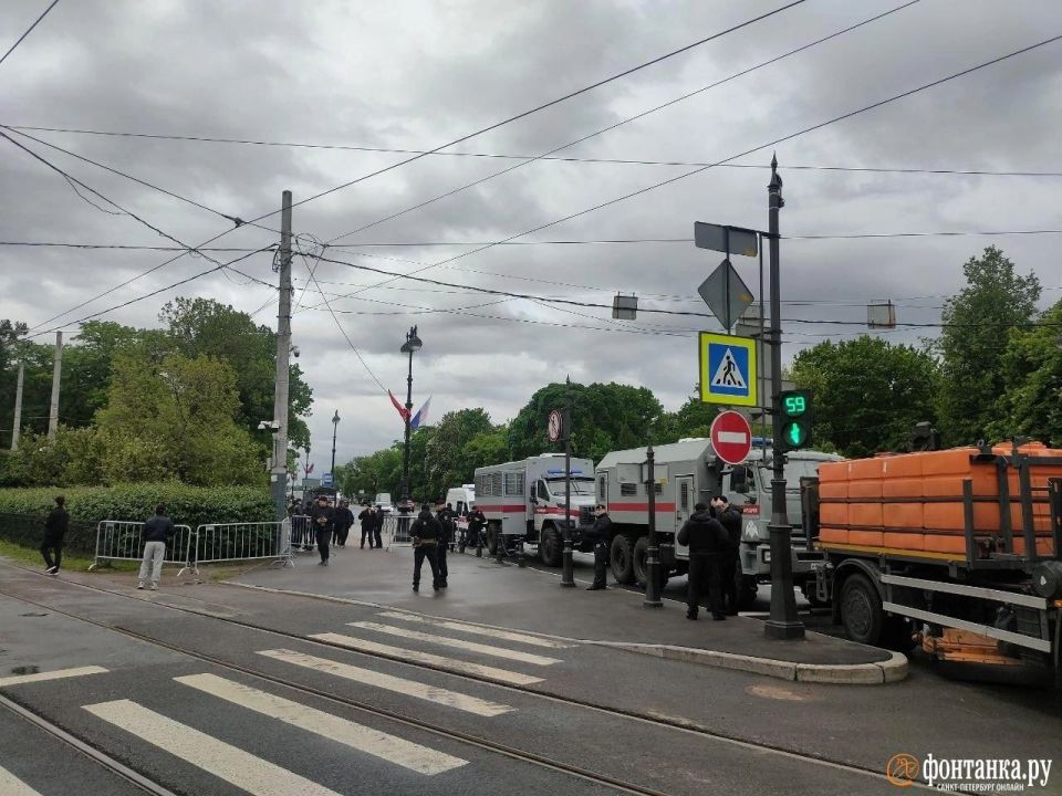Первые кадры с празднования Курбан-байрама у Соборной мечети на Кронверкском проспекте — с раннего утра там собрались сотни верующих Первые кадры с празднования Курбан-байрама у Соборной мечети на Кронверкском проспекте — с раннего утра там собрались сотни верующих