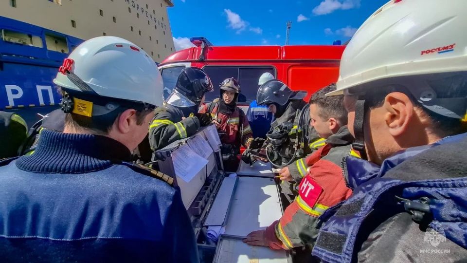 Пожарно-спасательные подразделения Санкт-Петербурга отточили профессиональные навыки на крупнейшем в мире неатомном ледоколе «Виктор Черномырдин» Пожарно-спасательные подразделения Санкт-Петербурга отточили профессиональные навыки на крупнейшем в мире неатомном ледоколе «Виктор Черномырдин»