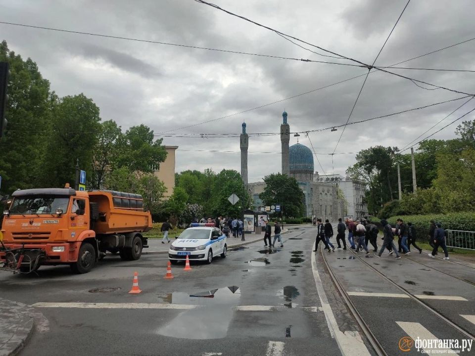 Первые кадры с празднования Курбан-байрама у Соборной мечети на Кронверкском проспекте — с раннего утра там собрались сотни верующих Первые кадры с празднования Курбан-байрама у Соборной мечети на Кронверкском проспекте — с раннего утра там собрались сотни верующих