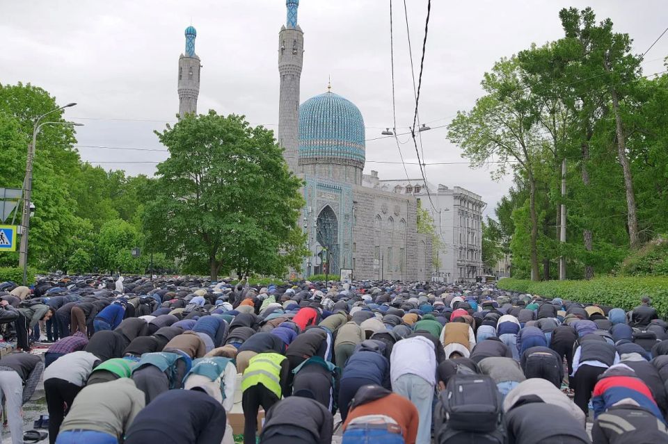 Тысячи мусульман сегодня отмечают Курбан-байрам
