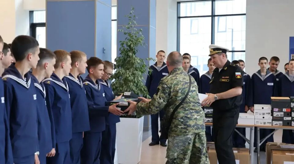 Офицеры ГСУ СК России по Санкт-Петербургу передали благотворительный груз воспитанникам Нахимовского военно-морского училища в Мариуполе Офицеры ГСУ СК России по Санкт-Петербургу передали благотворительный груз воспитанникам Нахимовского военно-морского училища в Мариуполе