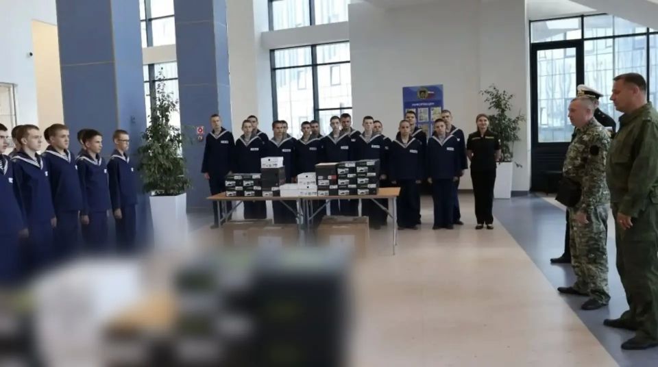 Офицеры ГСУ СК России по Санкт-Петербургу передали благотворительный груз воспитанникам Нахимовского военно-морского училища в Мариуполе Офицеры ГСУ СК России по Санкт-Петербургу передали благотворительный груз воспитанникам Нахимовского военно-морского училища в Мариуполе