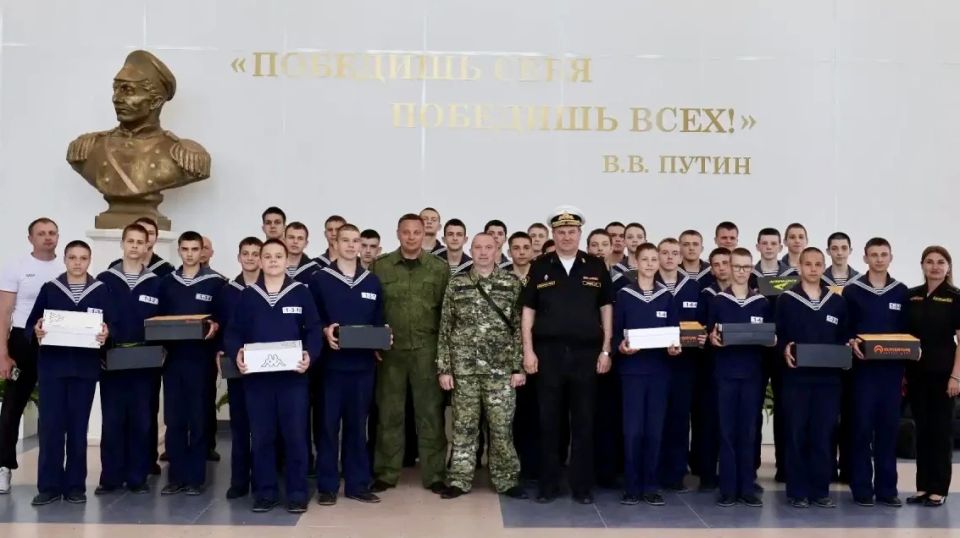 Офицеры ГСУ СК России по Санкт-Петербургу передали благотворительный груз воспитанникам Нахимовского военно-морского училища в Мариуполе