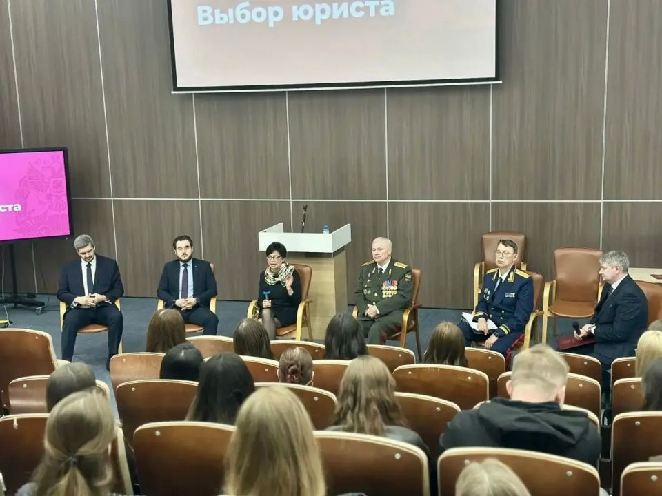 Руководитель следственного управления СК России по Ленинградской области принял участие в карьерном форуме РАНХиГС