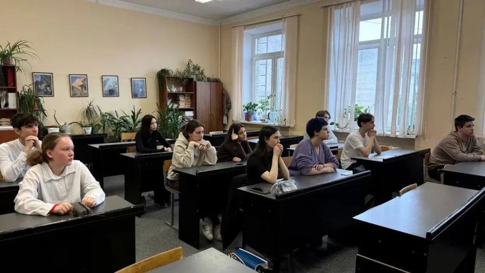 Сотрудники следственного отдела по Василеостровскому району провели профилактическое занятие по предупреждению противоправных действий среди подростков Сотрудники следственного отдела по Василеостровскому району провели профилактическое занятие по предупреждению противоправных действий среди подростков