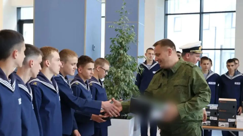 Офицеры ГСУ СК России по Санкт-Петербургу передали благотворительный груз воспитанникам Нахимовского военно-морского училища в Мариуполе Офицеры ГСУ СК России по Санкт-Петербургу передали благотворительный груз воспитанникам Нахимовского военно-морского училища в Мариуполе