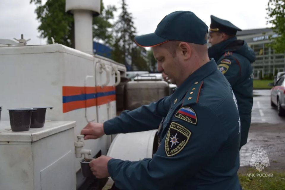 Представители #МЧС_Петербурга почтили память участников легендарного блокадного матча Представители #МЧС_Петербурга почтили память участников легендарного блокадного матча