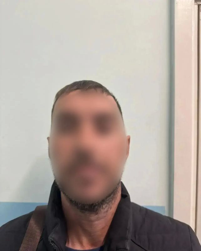 В Сосновом Бору полиция задержала двух мужчин, пригласивших девочек в кафе