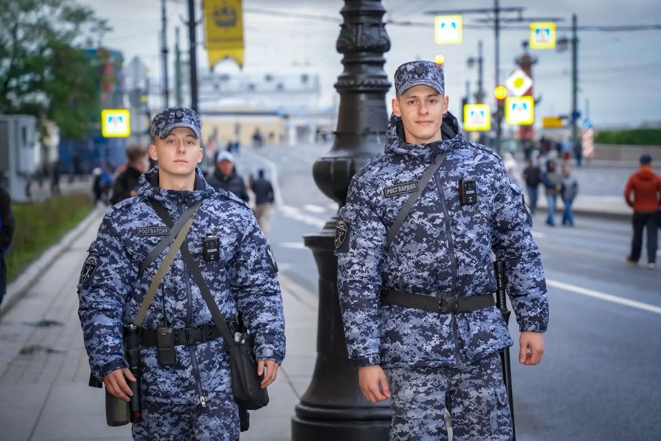 В эти минуты в Санкт-Петербурге на Дворцовой площади военнослужащие специального моторизованного Измайловского полка Северо-Западного округа Росгвардии и сотрудники ОМОН «Бастион» Росгвардии обеспечивают безопасность тысяч...
