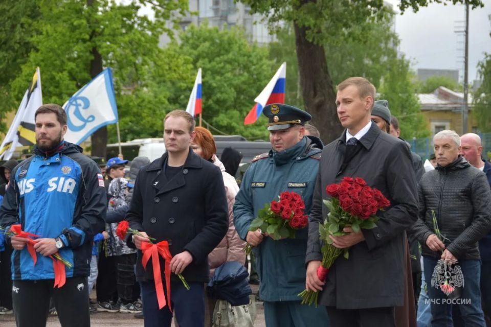 Представители #МЧС_Петербурга почтили память участников легендарного блокадного матча Представители #МЧС_Петербурга почтили память участников легендарного блокадного матча
