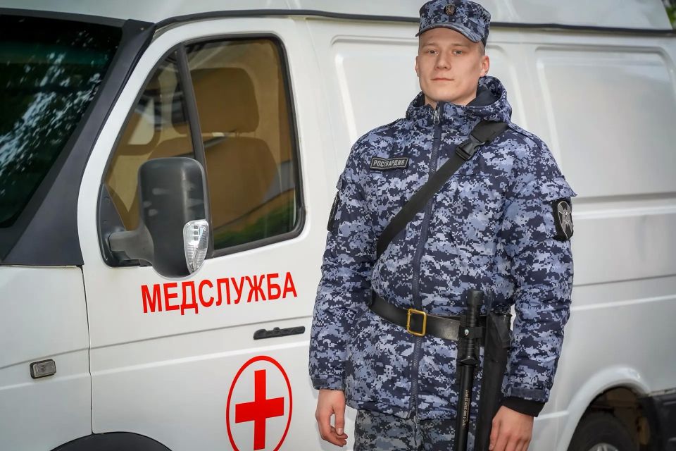 В эти минуты в Санкт-Петербурге на Дворцовой площади военнослужащие специального моторизованного Измайловского полка Северо-Западного округа Росгвардии и сотрудники ОМОН «Бастион» Росгвардии обеспечивают безопасность тысяч... В эти минуты в Санкт-Петербурге на Дворцовой площади военнослужащие специального моторизованного Измайловского полка Северо-Западного округа Росгвардии и сотрудники ОМОН «Бастион» Росгвардии обеспечивают безопасность тысяч...