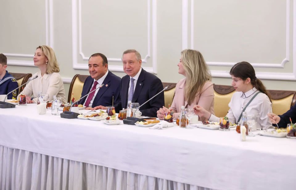 Отличница с 350 пятерками и девочка, представившая памятник единству народов России: В Смольном наградили победителей проекта «Губернаторский дневник» Отличница с 350 пятерками и девочка, представившая памятник единству народов России: В Смольном наградили победителей проекта «Губернаторский дневник»