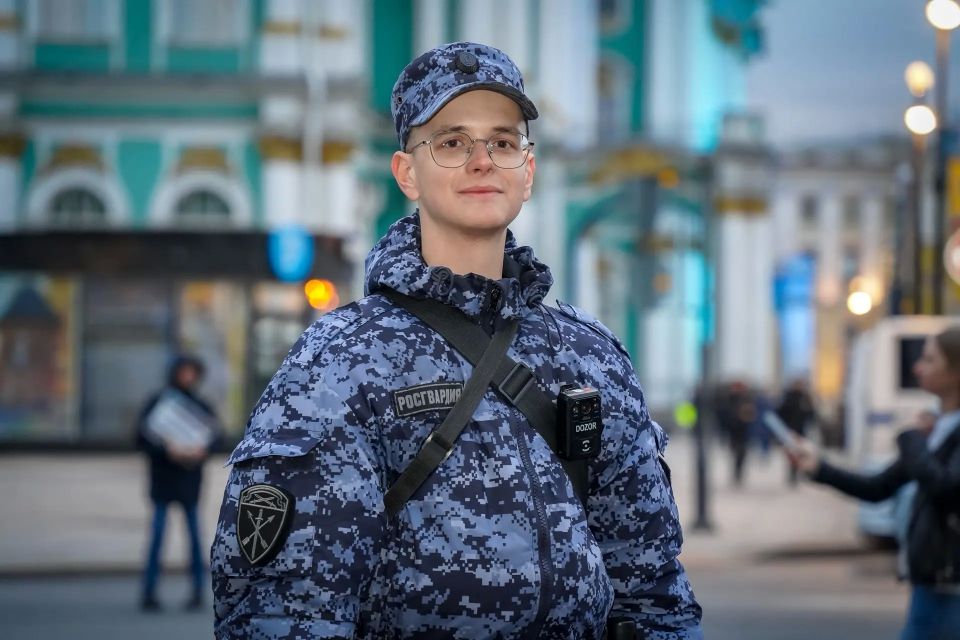 В эти минуты в Санкт-Петербурге на Дворцовой площади военнослужащие специального моторизованного Измайловского полка Северо-Западного округа Росгвардии и сотрудники ОМОН «Бастион» Росгвардии обеспечивают безопасность тысяч... В эти минуты в Санкт-Петербурге на Дворцовой площади военнослужащие специального моторизованного Измайловского полка Северо-Западного округа Росгвардии и сотрудники ОМОН «Бастион» Росгвардии обеспечивают безопасность тысяч...