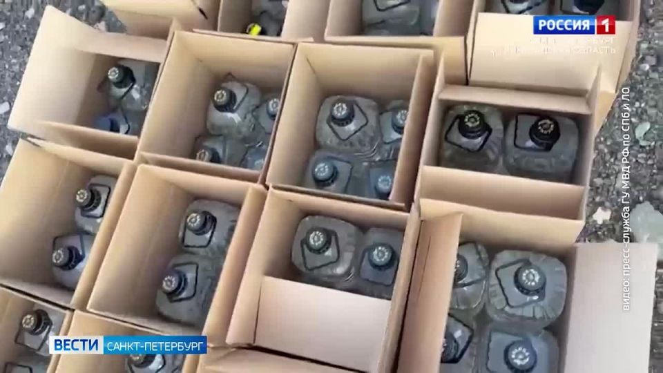 На автостоянке в Шушарах торговали алкогольным суррогатом в канистрах