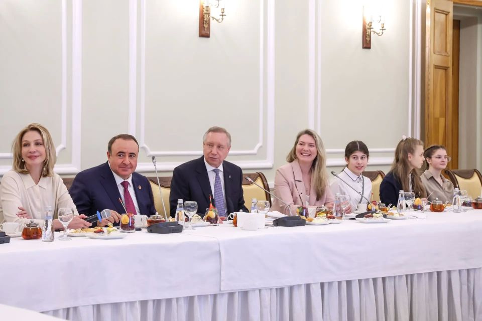 Отличница с 350 пятерками и девочка, представившая памятник единству народов России: В Смольном наградили победителей проекта «Губернаторский дневник» Отличница с 350 пятерками и девочка, представившая памятник единству народов России: В Смольном наградили победителей проекта «Губернаторский дневник»
