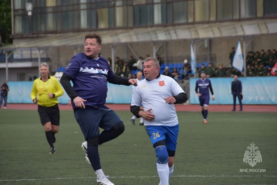 Представители #МЧС_Петербурга почтили память участников легендарного блокадного матча Представители #МЧС_Петербурга почтили память участников легендарного блокадного матча